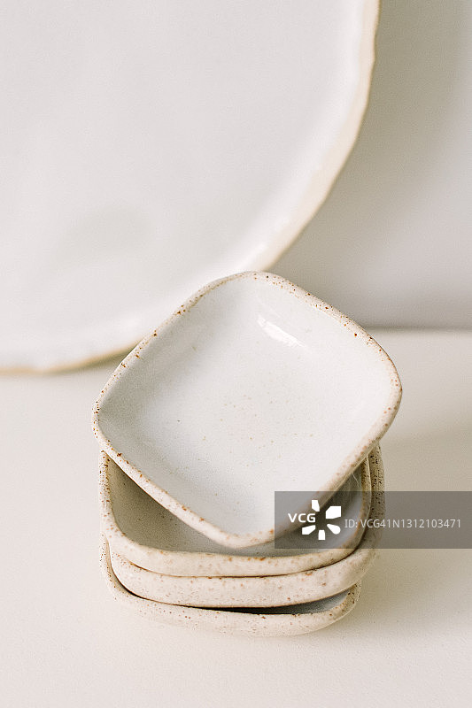 堆叠的手工陶瓷方形寿司碗图片素材
