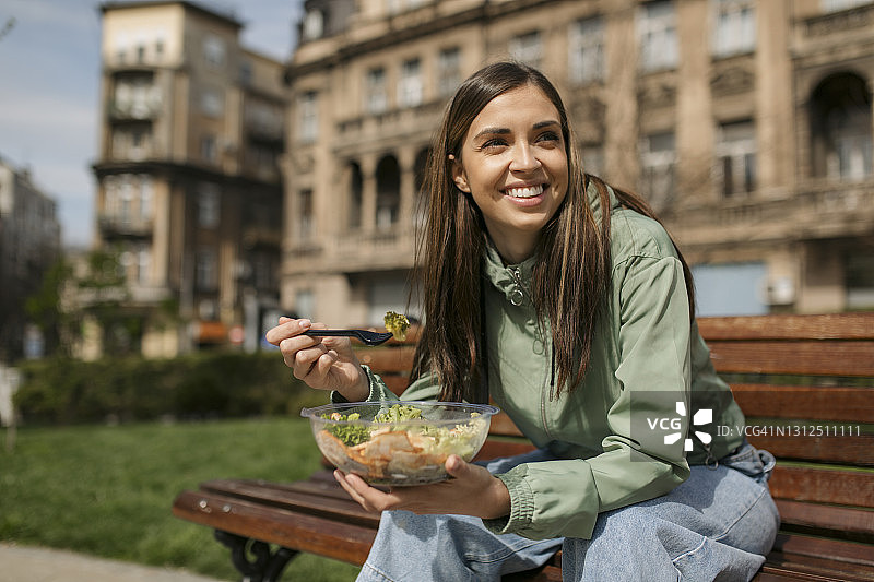 漂亮的白人女人在公园吃午饭图片素材