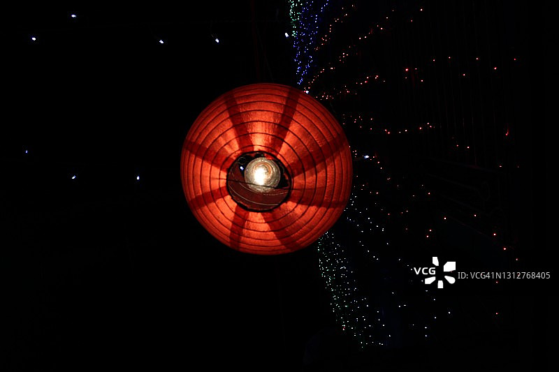 红色的纸灯笼在夜空中图片素材
