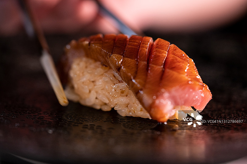 寿司，酱油和金枪鱼图片素材