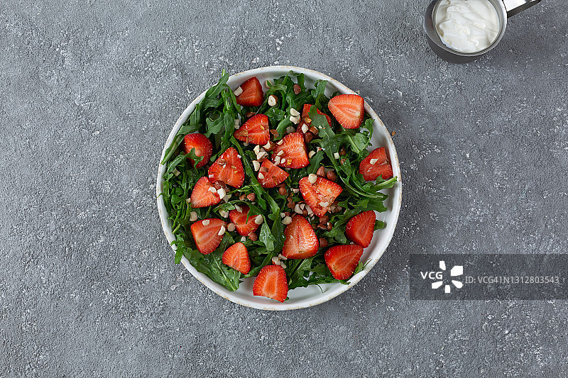 夏日草莓沙拉配芝麻菜。图片素材