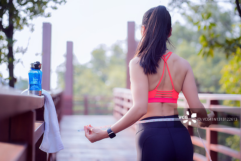 亚洲女性早上在户外锻炼。图片素材