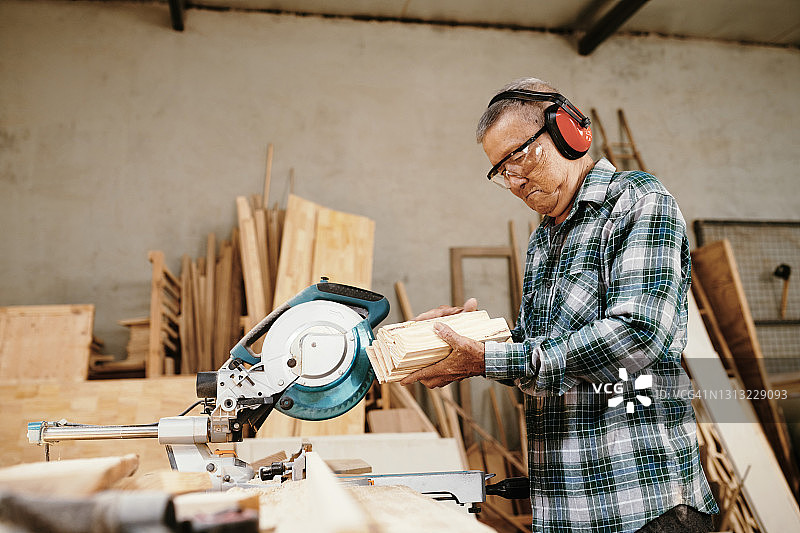 经验丰富的越南资深木匠图片素材