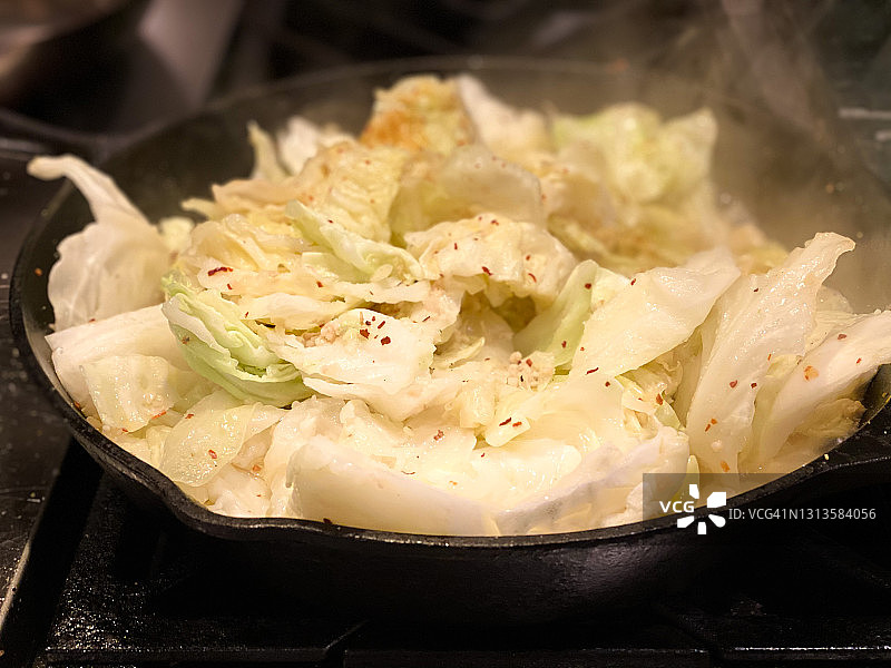 健康白菜在传统的铸铁锅炒图片素材