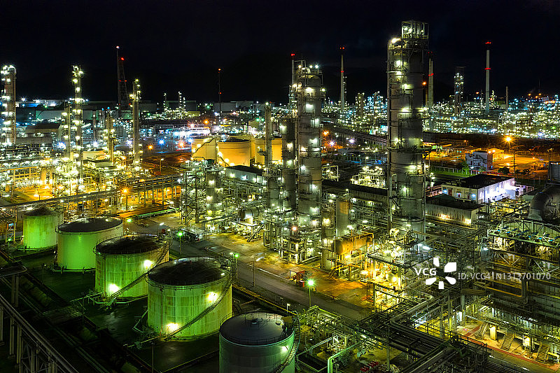 工厂位于自然的中间，没有排放。周围的空气是纯净的。炼油厂。图片素材