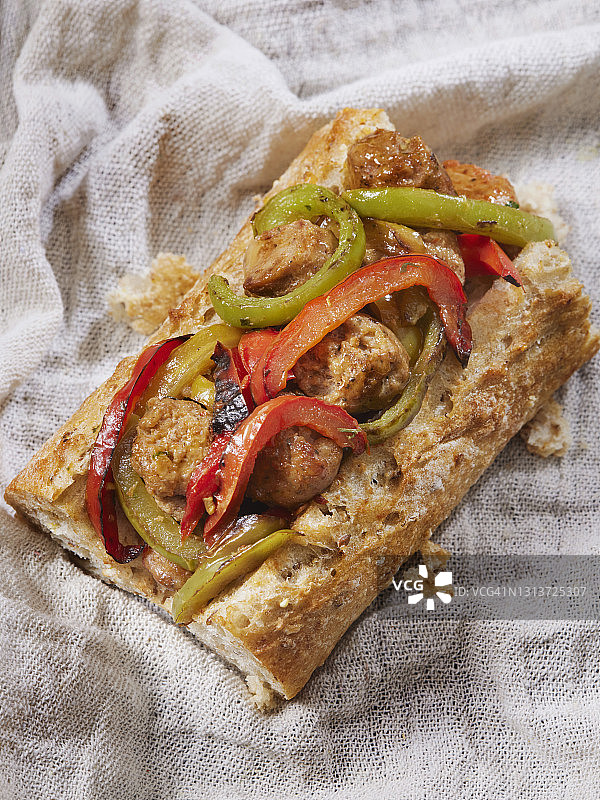 香肠和烤胡椒三明治图片素材
