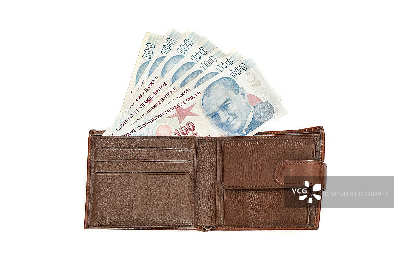 男子的棕色皮革钱包(钱包)现金(土耳其里拉钞票)孤立在白色背景图片素材