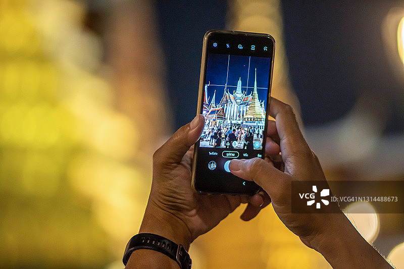 手持智能手机拍摄Wat Prakeaw(宫殿)泰国曼谷图片素材