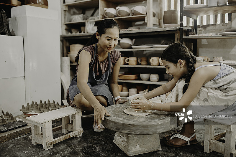 母亲帮助女儿玩粘土图片素材