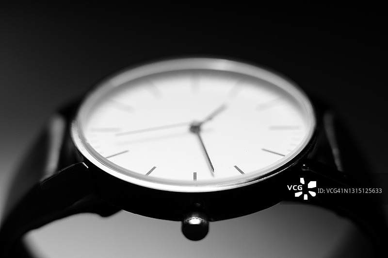 无品牌白色指针手表与黑色指针图片素材