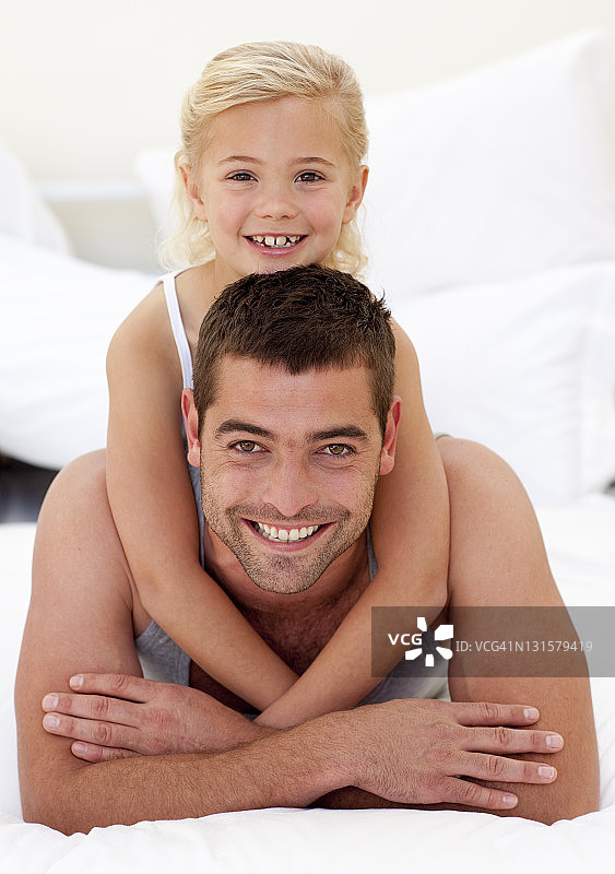 爸爸和女儿在床上玩图片素材