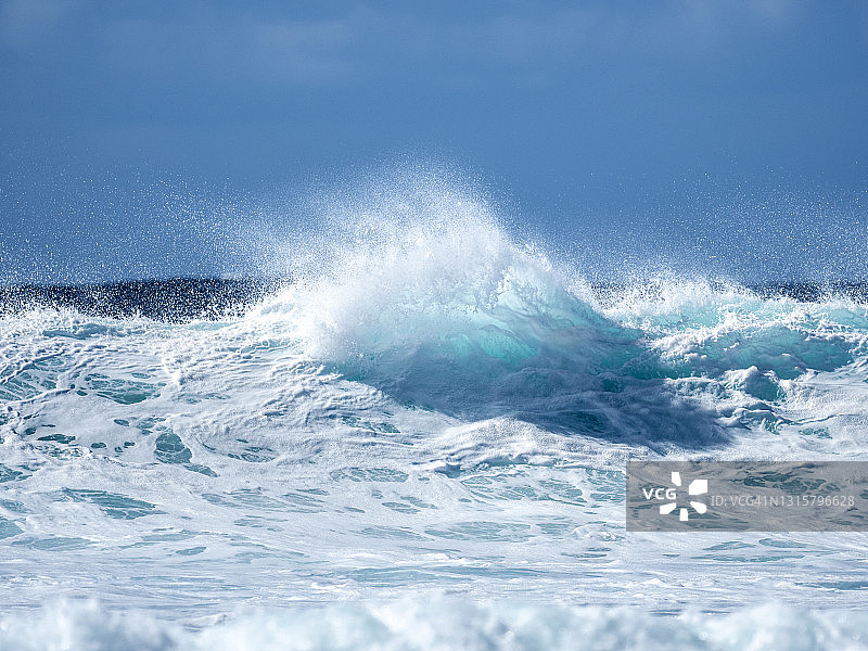 在一天的狂风中，海浪的浪尖上满是白色的泡沫。图片素材
