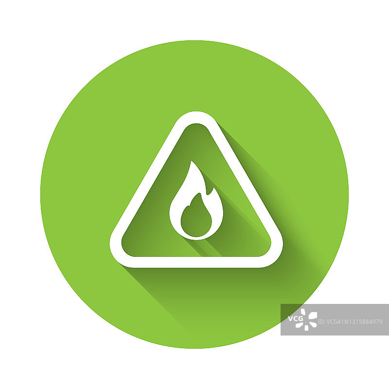白色火焰火焰在三角形图标孤立与长影子。易燃物品警告标志。绿色圆圈按钮。向量图片素材