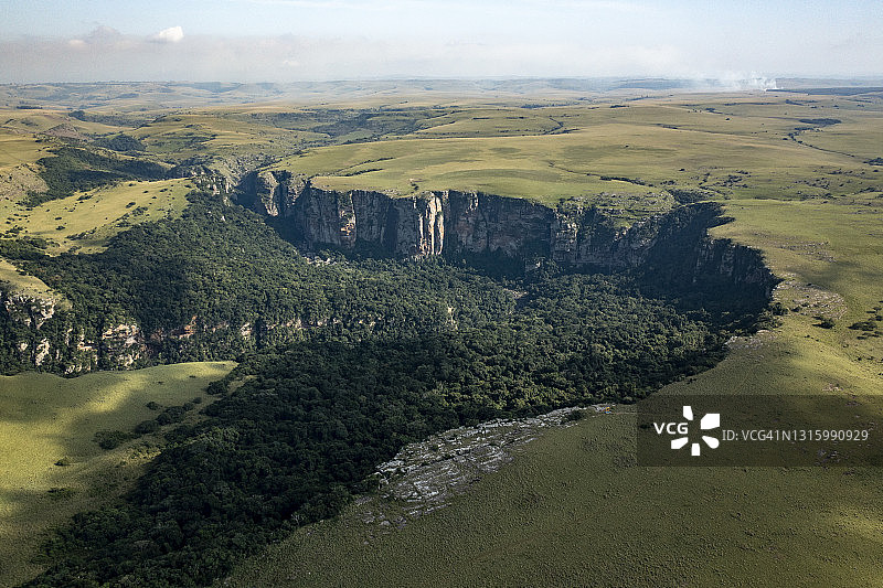 壮丽的鸟瞰图，草原，沼泽森林和森林峡谷的姆坎巴蒂自然保护区位于南非的东开普省图片素材