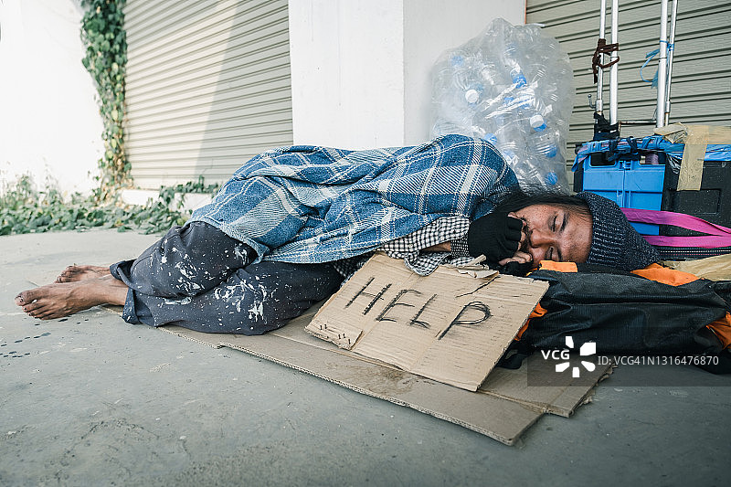 无家可归的亚洲人睡在街上图片素材