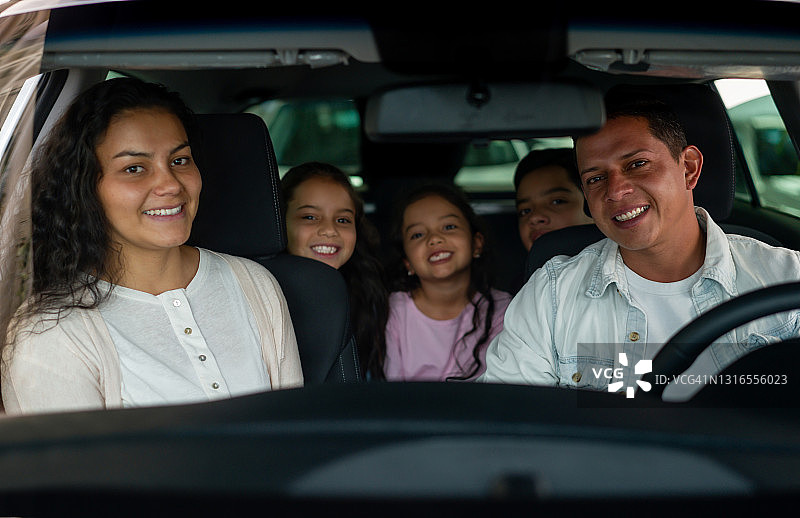 幸福的家庭在经销商买车时试驾图片素材