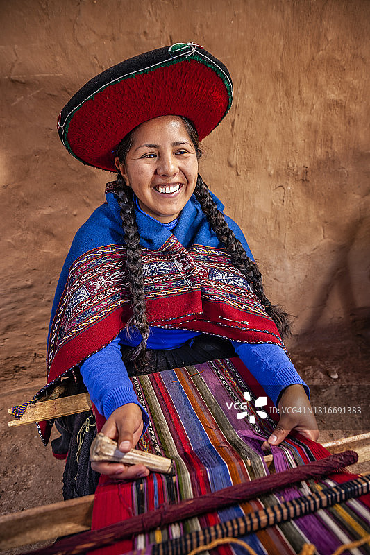 年轻的秘鲁妇女在钦切罗编织，圣谷图片素材