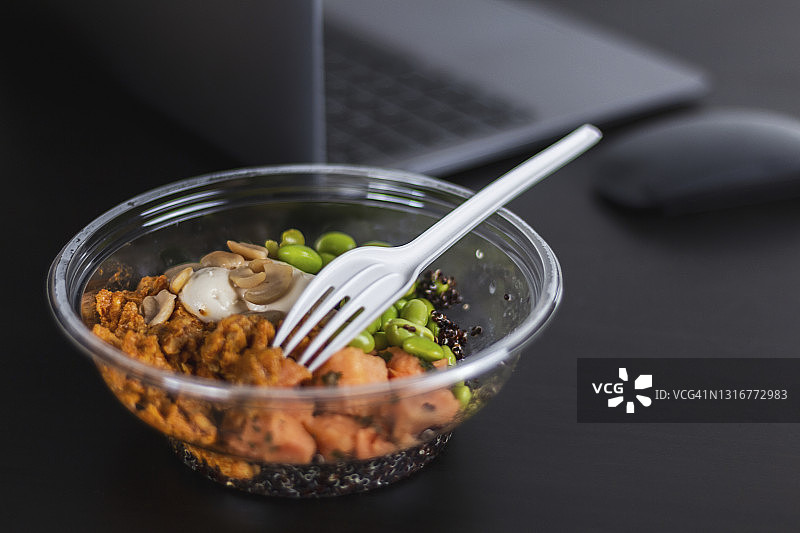塑料容器里的健康午餐特写。午餐在工作。图片素材