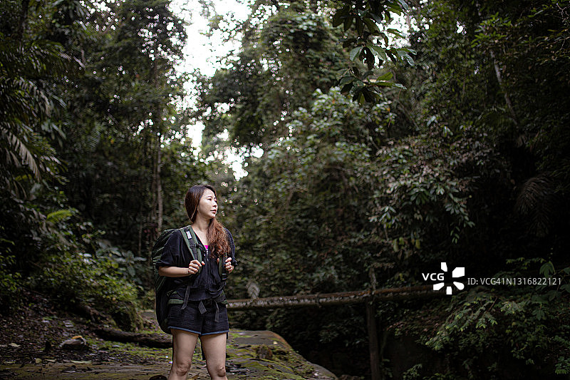 亚洲华人中年女性旅行徒步森林背包图片素材