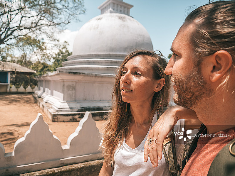 一对夫妇凝视着斯里兰卡的白色圆顶寺庙图片素材