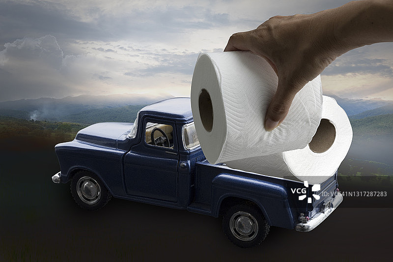 车上的厕纸卷和手握厕纸。个人卫生图片素材