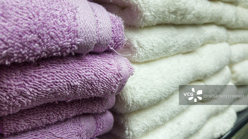 超市陈列着白色和紫色的毛巾图片素材
