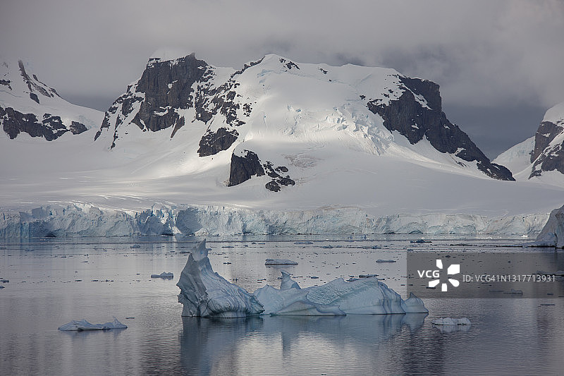 在南极的冰山图片素材