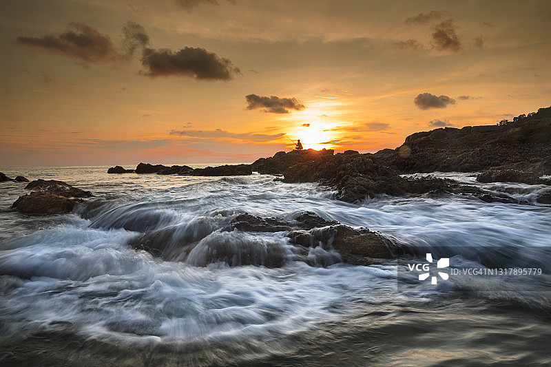 日落时分的海景与破浪图片素材