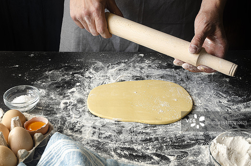 厨师的手为披萨准备面团。新鲜天然健康食品图片素材