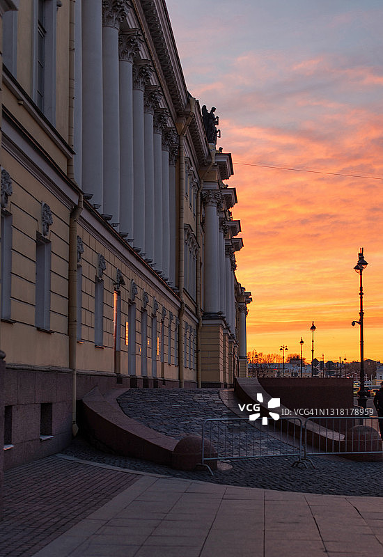 在美丽的日落背景下的圣彼得堡宪法法院大楼图片素材