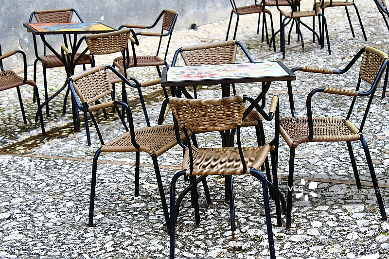 餐厅户外的椅子和桌子在餐厅外面图片素材