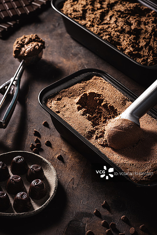 巧克力冰淇淋勺子球服务和巧克力微距特写图片素材