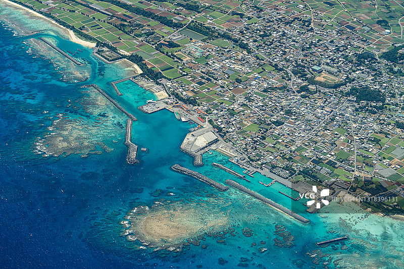 从飞机上俯瞰日本冲绳县的小岛图片素材