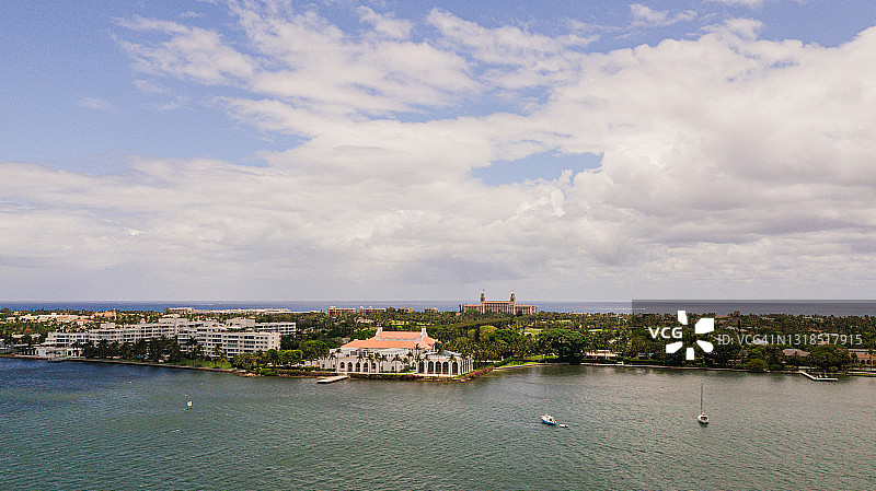 棕榈滩鸟瞰图，佛罗里达州从入口滨水在2021年5月图片素材