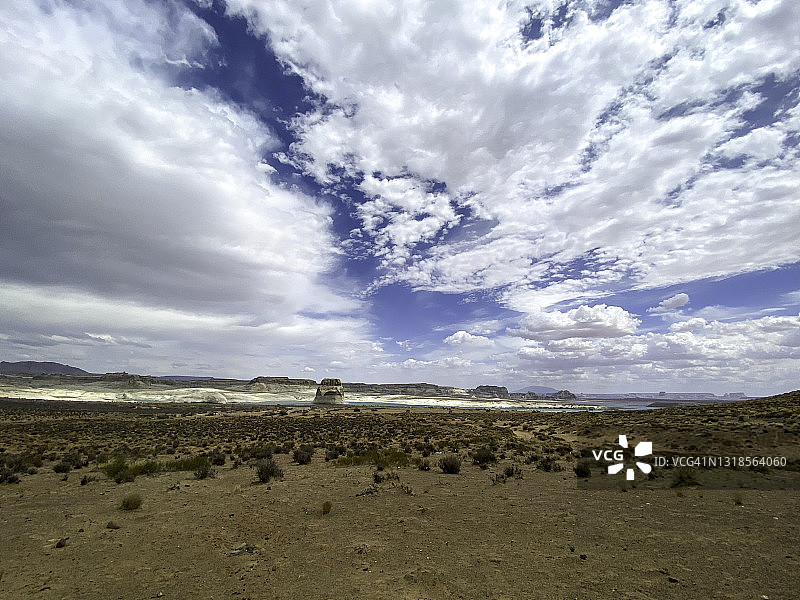 鲍威尔湖瓦瓦普湾孤岩的广角镜头图片素材