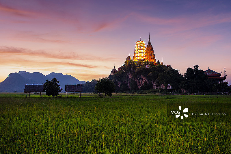 在北碧府的日出时间Wat Tham Suea图片素材