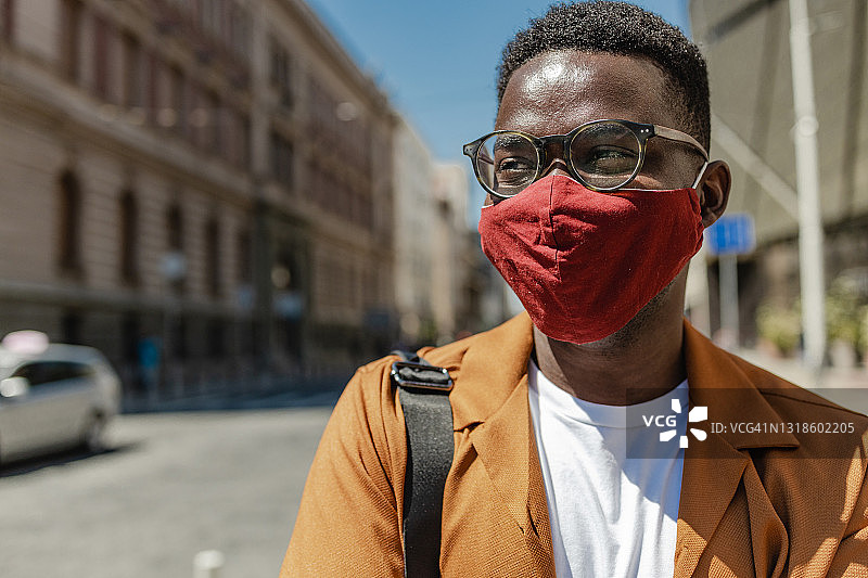 近距离的肖像，自信的年轻黑人男子戴着保护面罩在街上图片素材
