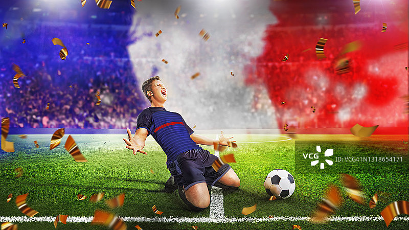 球在足球场的绿地上。职业法国足球运动员膝盖滑动庆祝可怕的胜利后得分果阿图片素材