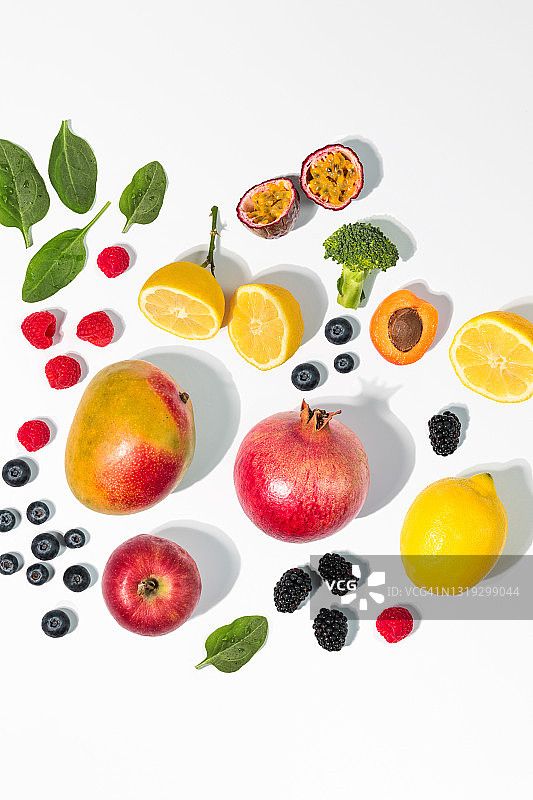 含有维生素和抗氧化剂的新鲜水果和蔬菜图片素材