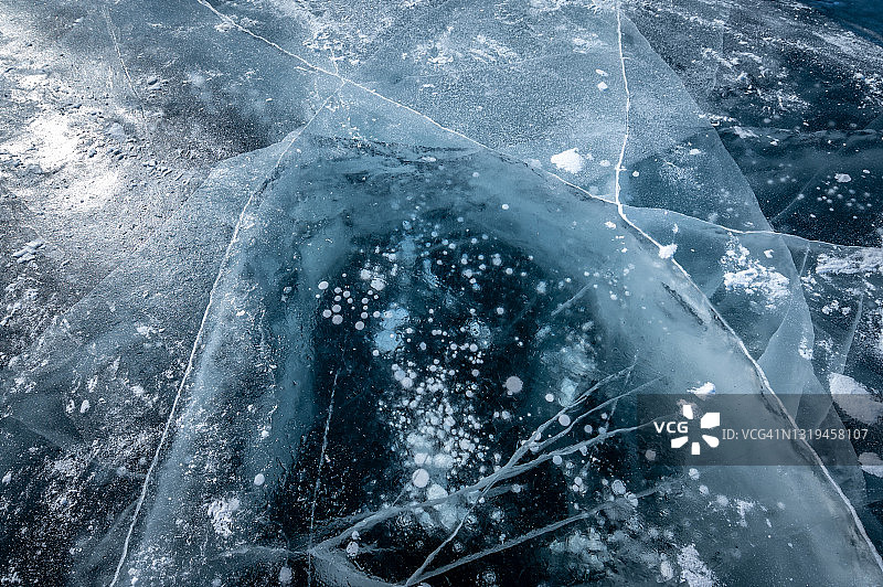 冬季贝加尔湖冰湖表面出现裂缝。图片素材