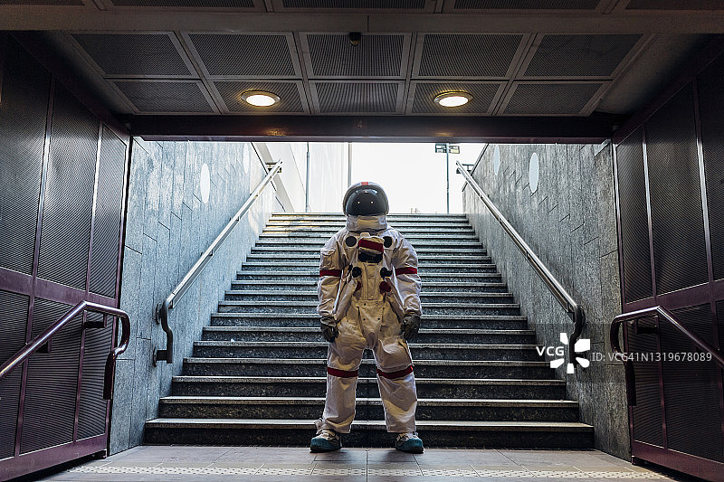 男宇航员站在楼梯前图片素材