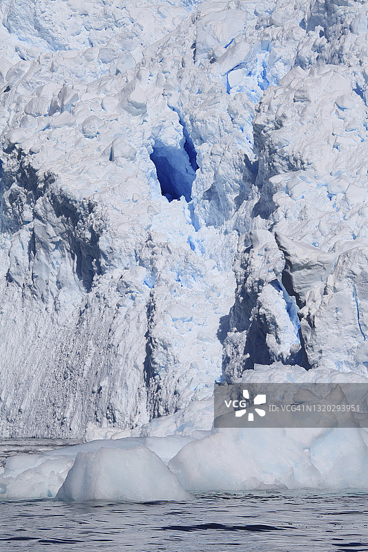 南极海洋的蓝色冰崖图片素材