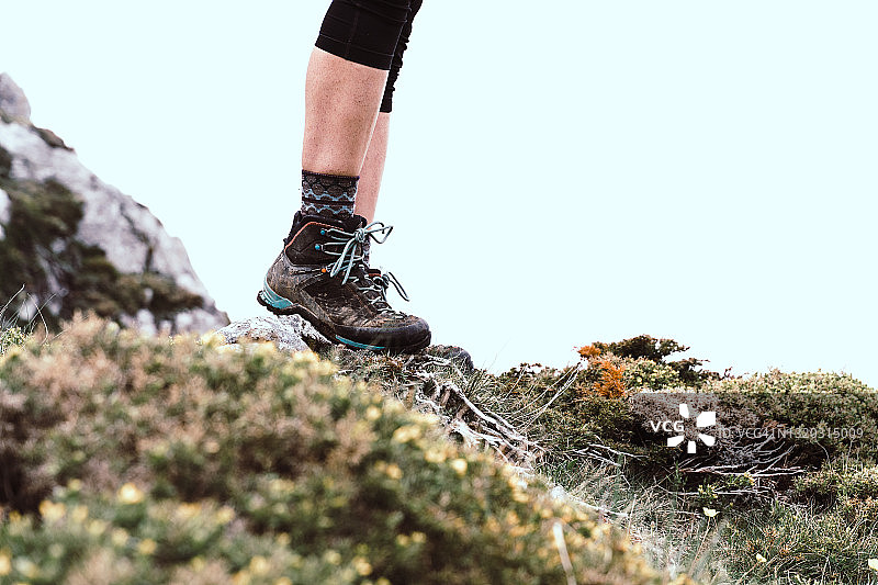 女子徒步旅行，详细介绍登山靴在山上图片素材