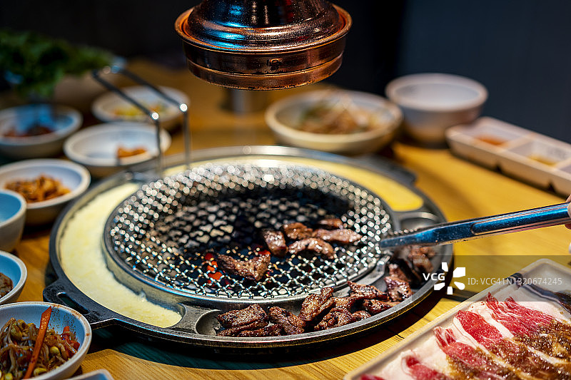 韩国烤肉和配菜图片素材