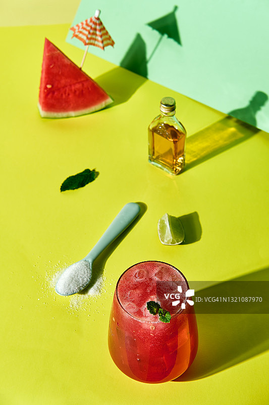 西瓜汁在黄色的背景与几片夏季水果。图片素材