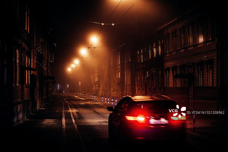 爱沙尼亚塔林的夜间交通状况图片素材