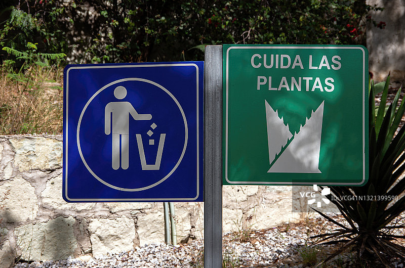 公园里不准乱扔垃圾，还有用西班牙语写着“照看好植物”的牌子图片素材