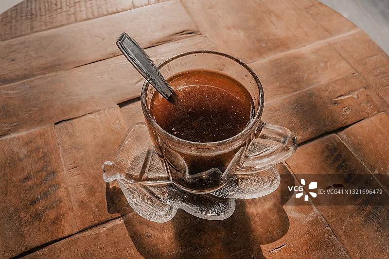 透明玻璃杯里的黑咖啡图片素材