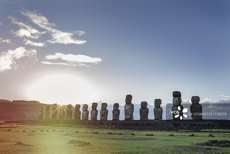 在日落时，拉帕努伊岛的古代摩埃石像背光照亮了蓝天图片素材