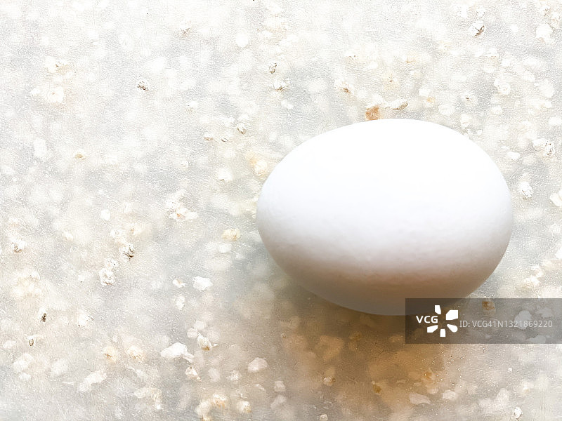 新鲜的煮鸡蛋，白色背景图片素材